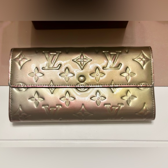 ❤️‍🔥Gorgeous Unique Louis Vuitton Gris Art DecoMonogram Vernis Sarah Wallet❤️‍ - Picture 1 of 13